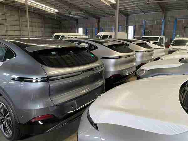 小鹏汽车澳大利亚预交付仓库实拍曝光:大批G6待交付