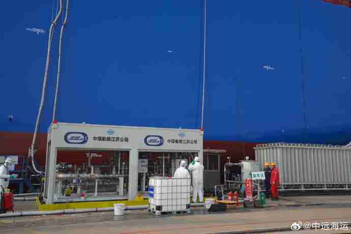 国内首次:国产大型甲醇双燃料船甲醇加注成功