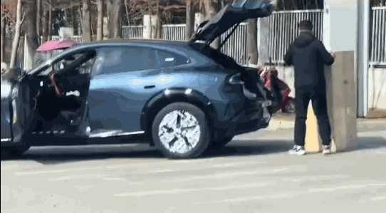 小米YU7最新视频实锤掀背式尾门 门把手也有亮点?