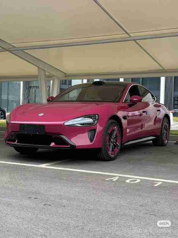 优雅!小米SU7璀璨洋红实车曝光 米灰色新内饰也不错