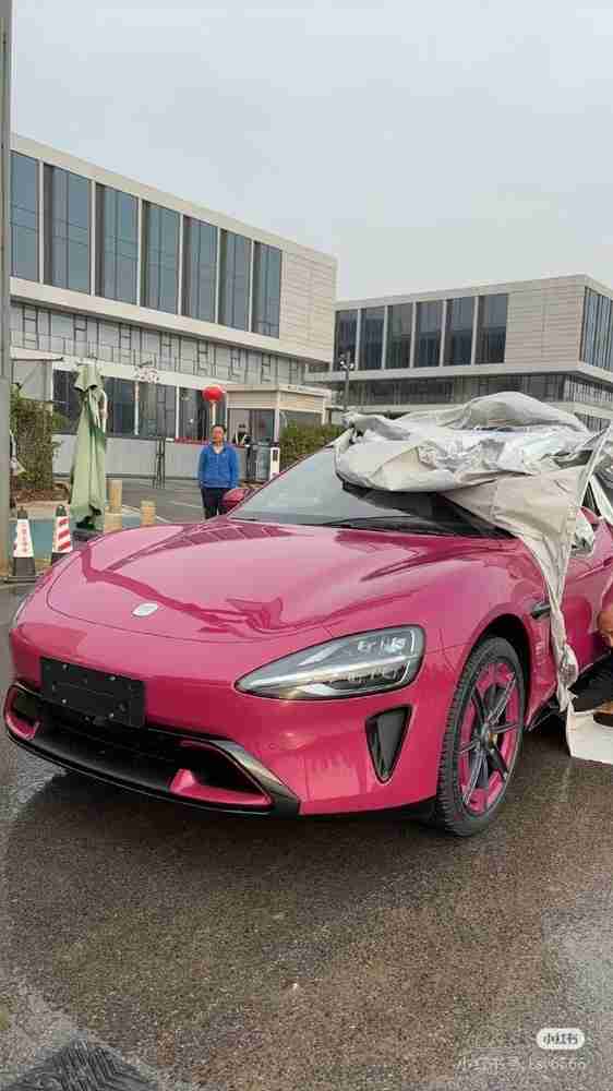 优雅!小米SU7璀璨洋红实车曝光 米灰色新内饰也不错