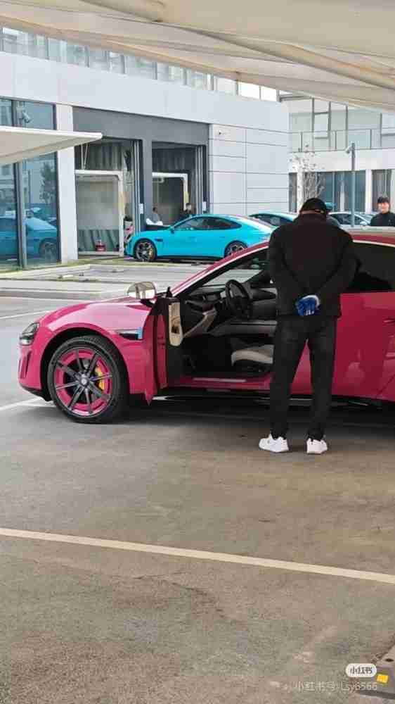 优雅!小米SU7璀璨洋红实车曝光 米灰色新内饰也不错