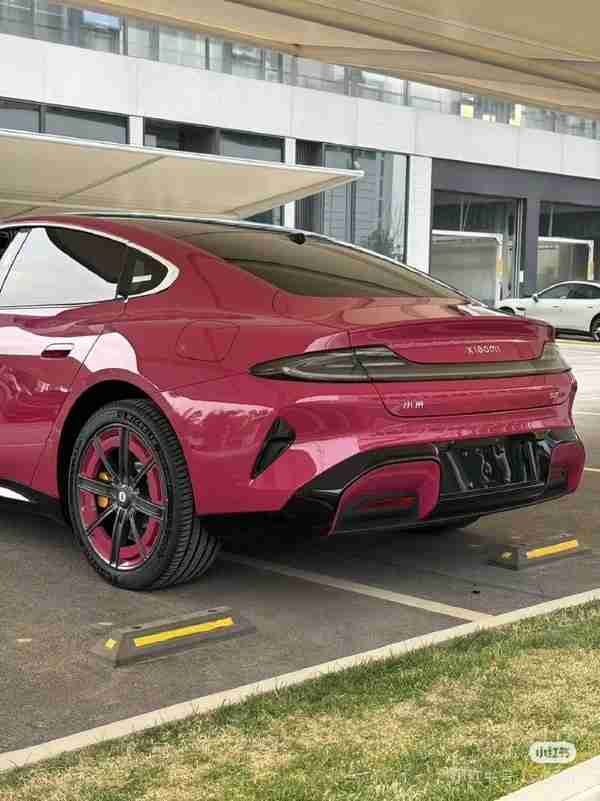 优雅!小米SU7璀璨洋红实车曝光 米灰色新内饰也不错