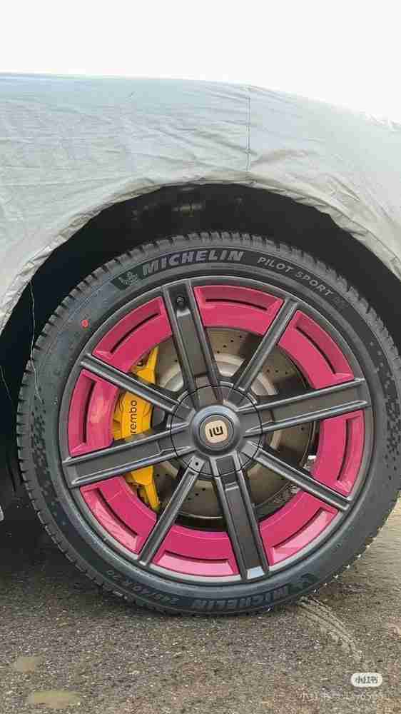 优雅！小米SU7璀璨洋红实车曝光 米灰色新内饰也不错