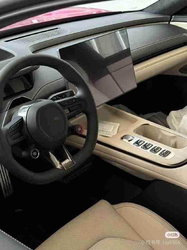 优雅!小米SU7璀璨洋红实车曝光 米灰色新内饰也不错