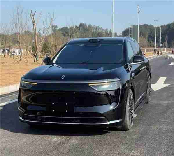 问界M8路跑视频曝光:造型大气优雅 尾灯可显示图案