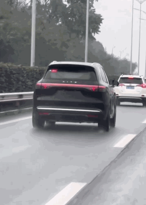 问界M8路跑视频曝光:造型大气优雅 尾灯可显示图案