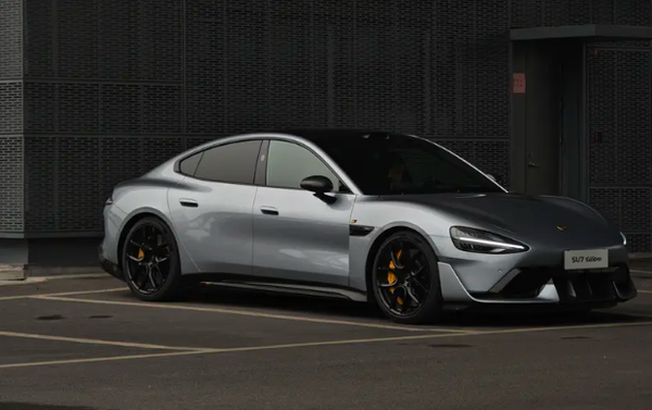 小米SU7 Ultra太空银实车图曝光!将提供五款车色