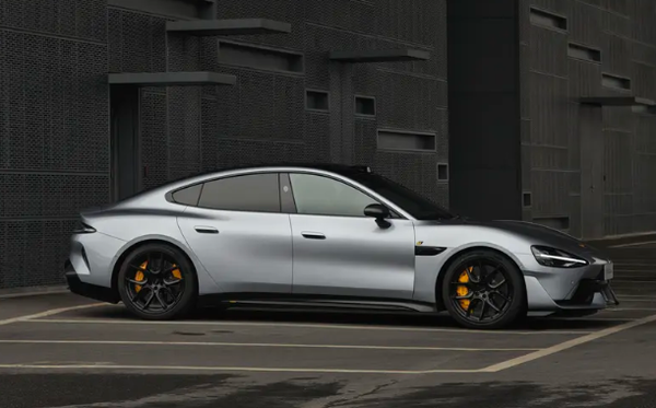 小米SU7 Ultra太空银实车图曝光!将提供五款车色