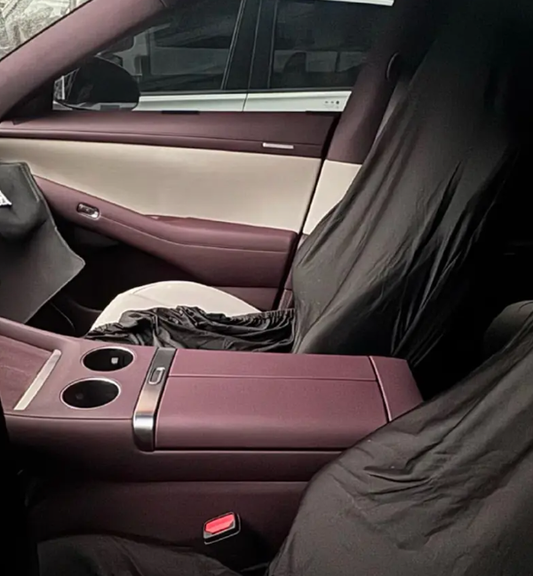 小米YU7内饰谍照再曝光：红白双拼 配备电动腿托