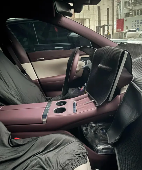 小米YU7内饰谍照曝光！红白双拼+电动腿托，真香警告！