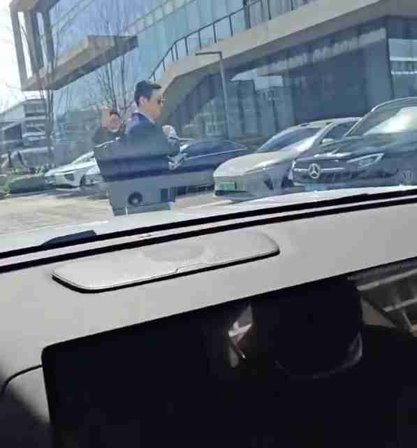 蔚来李斌打专车打到小鹏G9 不忘问车主“续航怎么样?”