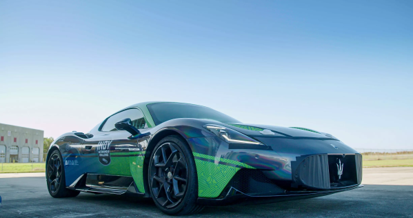 玛莎拉蒂MC20无人驾驶破纪录，318km/h大学团队