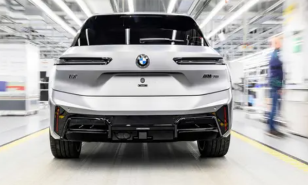 宝马iXM70量产下线，三辐方向盘回归，年内上市