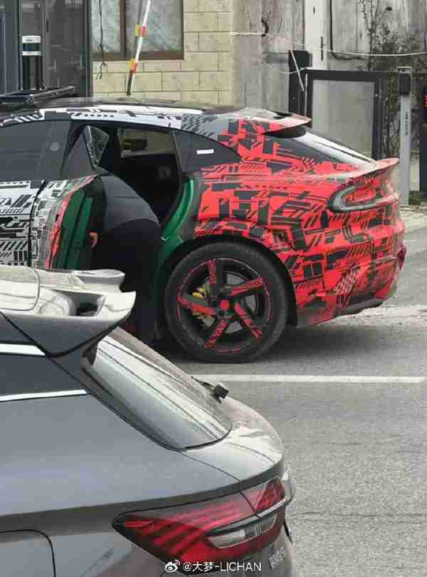 小米YU7泄露新配色 鹦鹉绿、橄榄绿之外的第三种绿色？