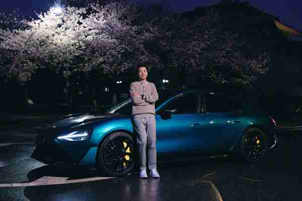 雷军开始预热小米YU7 晒出绝美樱花照 15周年公布细节?