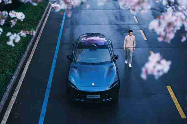 雷军开始预热小米YU7 晒出绝美樱花照 15周年公布细节?