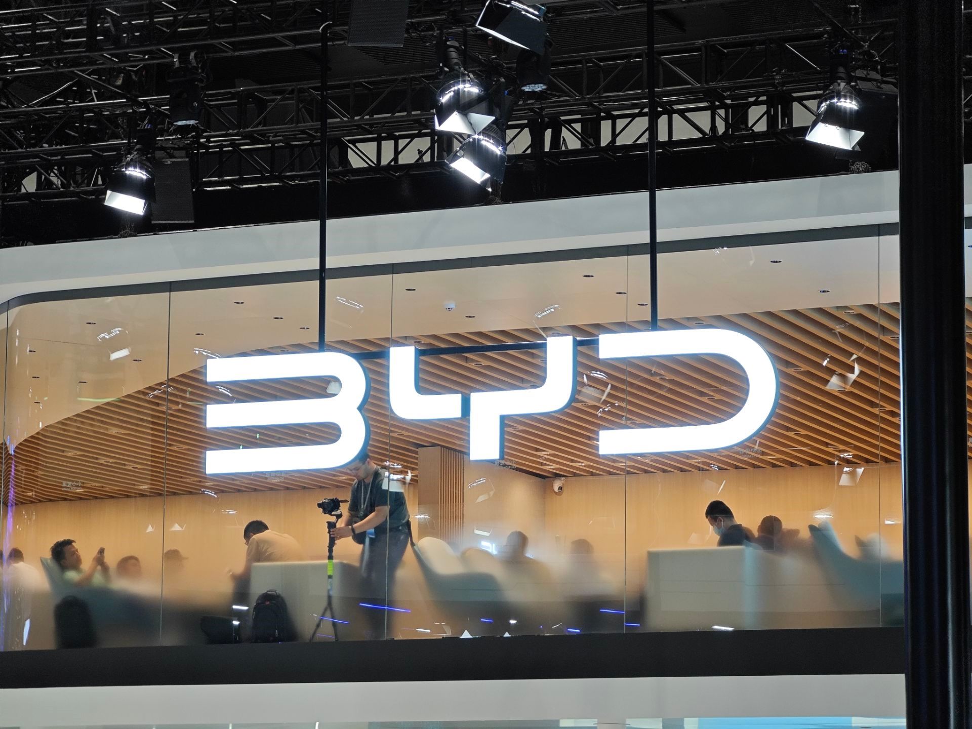 比亚迪1000V超充平台发布快充技术普及