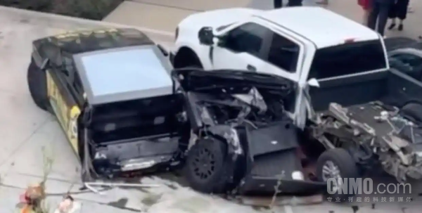 奔驰司机突发疾病酿八车连撞 特斯拉Cybertruck遭“腰斩”