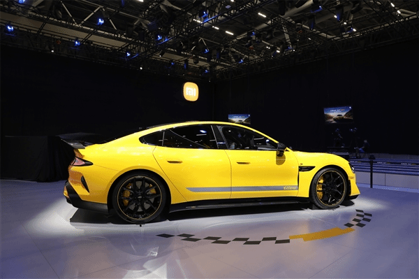 小米SU7 Ultra为何降30万？雷军：让喜欢的人买得起