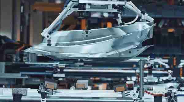 智界超级工厂内部公开 华为赋能AI质检1分钟下线1台车