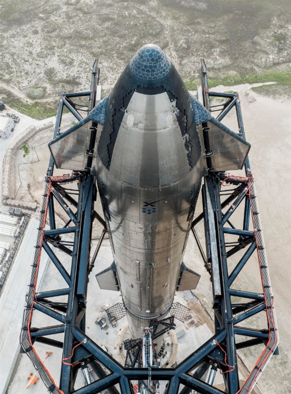 马斯克：2026年星舰携人形机器人登陆火星