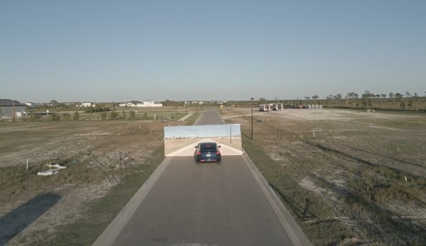 特斯拉FSD通过假墙测试，HW4识别成功