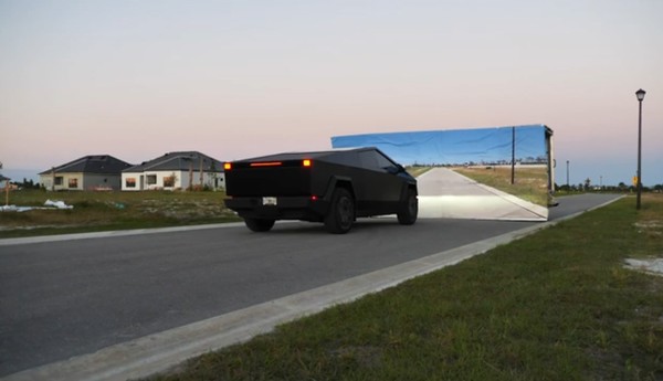 特斯拉FSD通过假墙测试，HW4识别成功