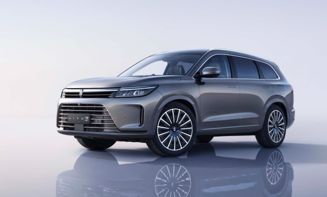 余承东宣布问界M8预订突破10万台