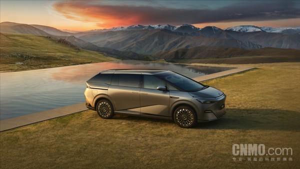 小鹏X92025款4月15日香港发布，预售39.98万起