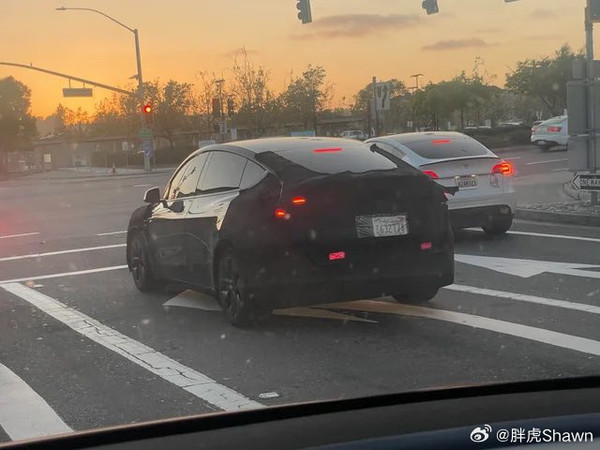 特斯拉ModelY伪装车曝光疑似低价版成本降20%