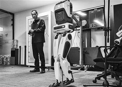 人形机器人新品频发，产业加速进化