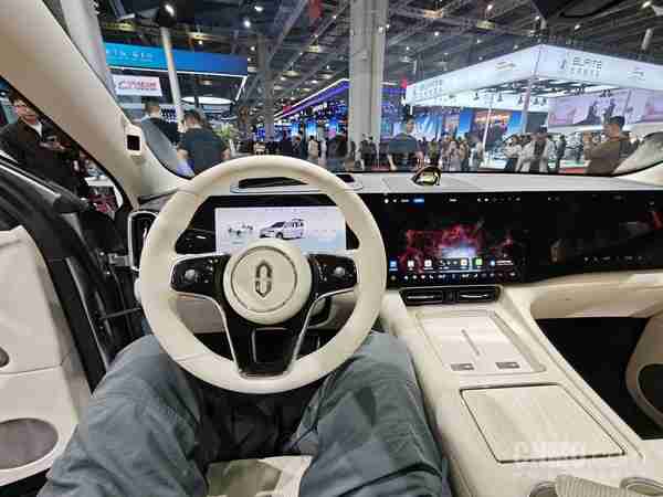 问界M8正式亮相上海车展 定位家庭智慧旗舰SUV