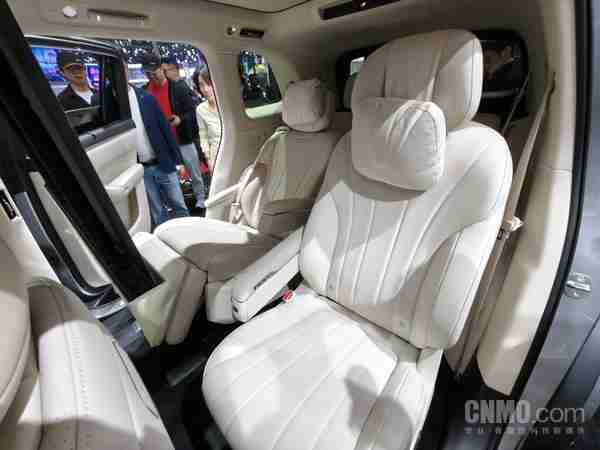 问界M8正式亮相上海车展 定位家庭智慧旗舰SUV