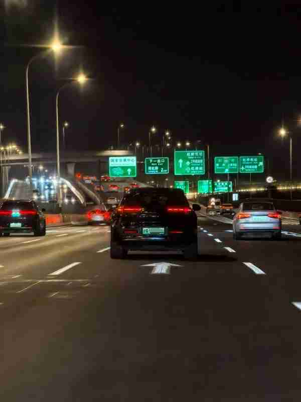 保时捷卡宴纯电版疑似现身上海 居然上了新能源“沪牌”