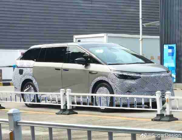 小鹏X9覆盖伪装现身加油站加油 增程版车型实锤了？