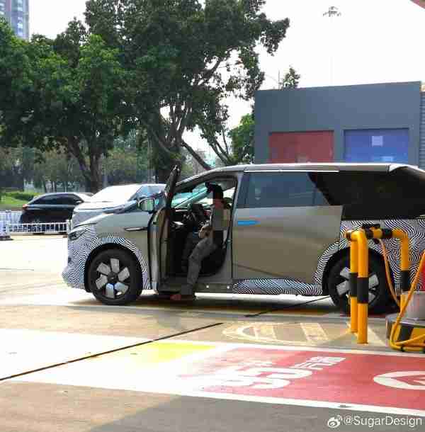 小鹏X9覆盖伪装现身加油站加油 增程版车型实锤了？