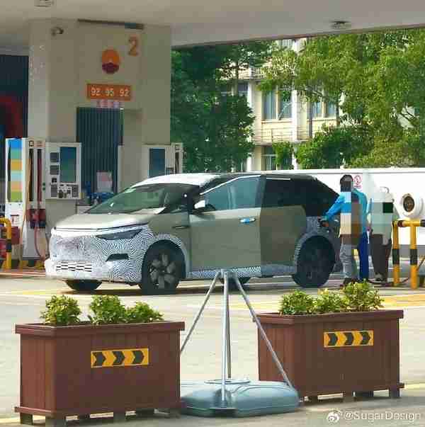 小鹏X9覆盖伪装现身加油站加油 增程版车型实锤了？