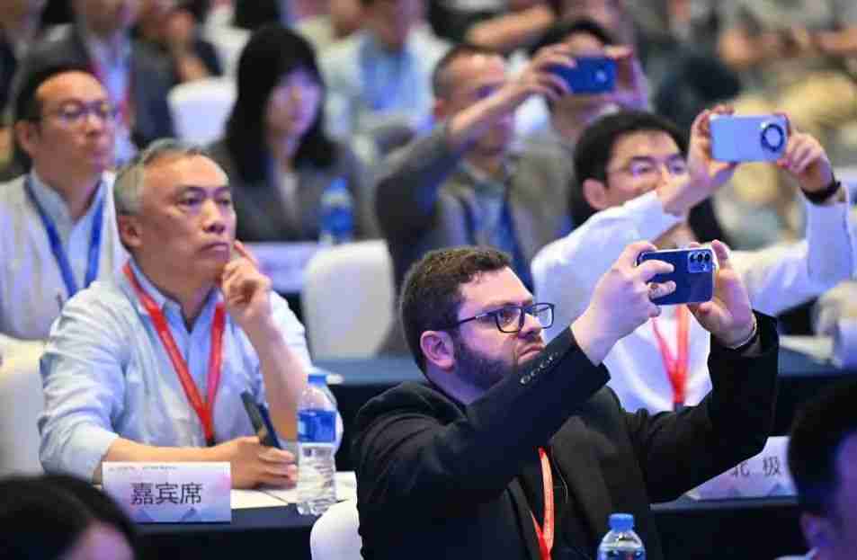 产业灯塔在光谷点亮,2025九峰山论坛开幕,全球化合物半导体行业龙头悉数到场