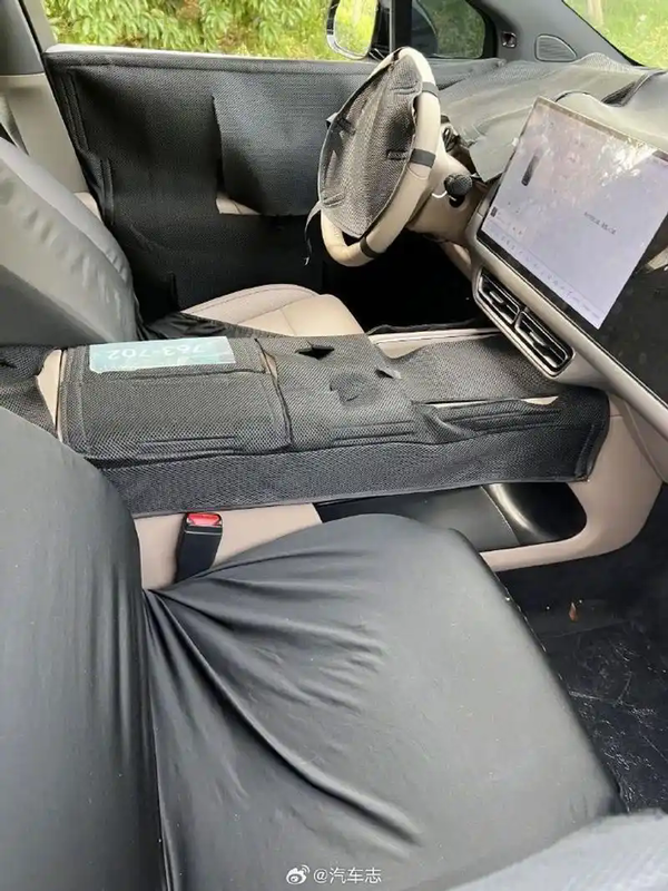 理想i8内饰谍照曝光：三排6座布局 二排无零重力？