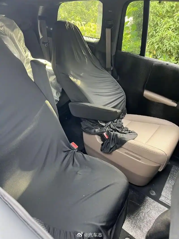 理想i8内饰谍照曝光：三排6座布局 二排无零重力？