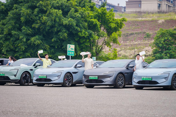 “宠客”出击！阿维塔志愿者免费接驳游客直达荣昌