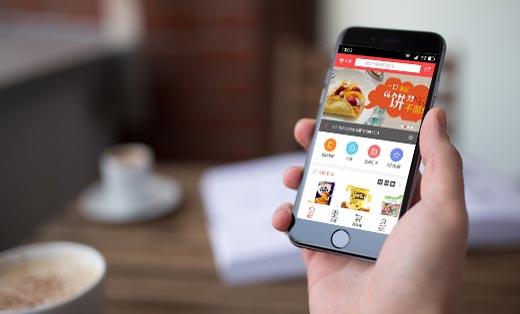 开发和运营一款同城购物APP需要多方面规划，以下是关键建议：软件开发建议市场调研与需求分析：详细了解用户需求和竞争对手，确定核心功能如浏览、搜索、下单、支付、物流跟踪。技术选型：选择ReactNative、Flutter等框架，确保跨平台兼容性；使用AWS、GoogleCloud提升系统扩展性和稳定性。用户体验设计（UX/UI）：设计简洁直观界面，进行用户测试并迭代优化。安全性：实施强安全措施，保