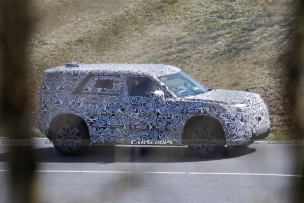 路虎“小卫士”纯电SUV曝光 对标奔驰“小G” 或2027年推出