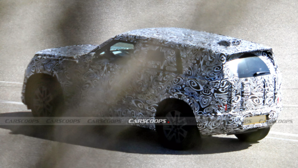 路虎“小卫士”纯电SUV曝光 对标奔驰“小G” 或2027年推出