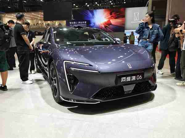 阿维塔06亮相上海国际车展 家族化设计辨识度极高