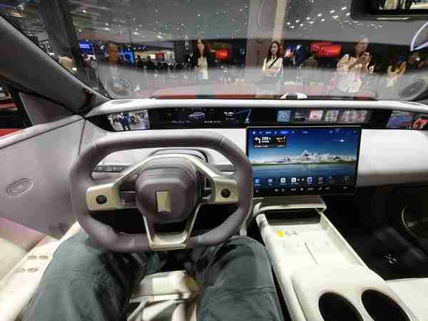 阿维塔06亮相上海国际车展 家族化设计辨识度极高