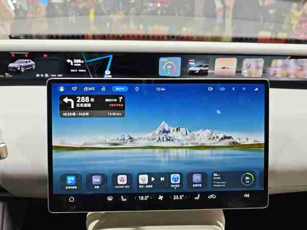 阿维塔06亮相上海国际车展 家族化设计辨识度极高