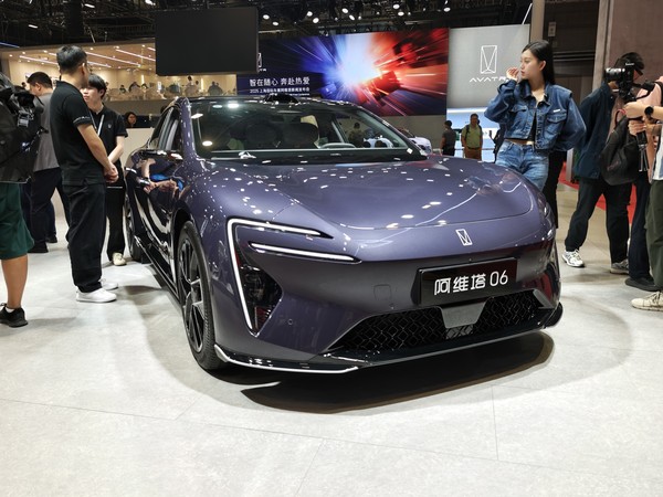 阿维塔06上海车展亮相，家族化设计超高辨识度