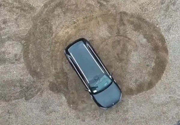 赛力斯原地转向专利曝光，稳定性提升